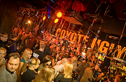 В киевском Coyote Ugly девушки всю ночь танцевали на барной стойке (фото, видео)