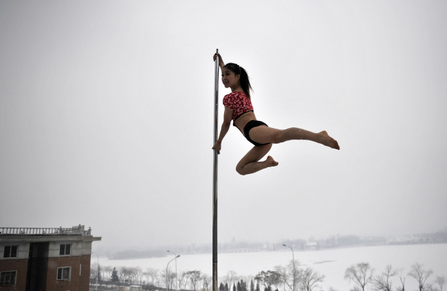 На пилоне на морозе или тренировки по pole dance в Китае